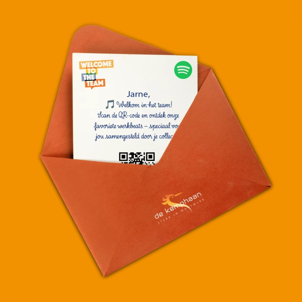 Een oranje open envelop met daarin een welkomstbrief  van De Kemphaan voor Jarne.