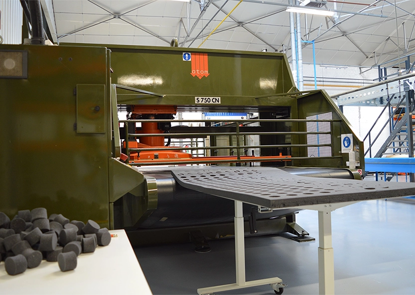 Stansen schuim met stansmachine.