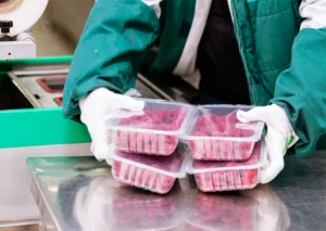 Enclaves voor seizoensarbeid, verpakken fruit.