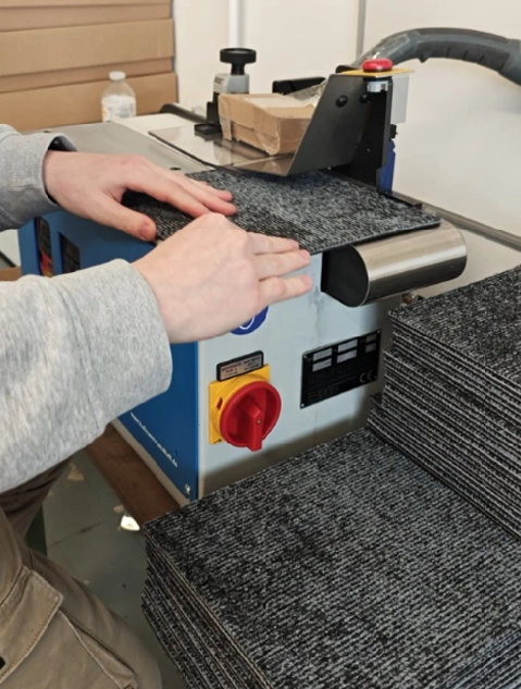 Afschuinmachine voor strakke tapijtranden.