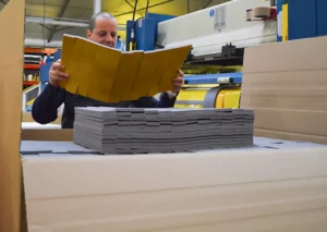 Stansmachine, uitgestanst schuim met kleeflaag.